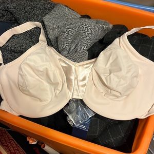Olga 42DD underwire bra. New without tags